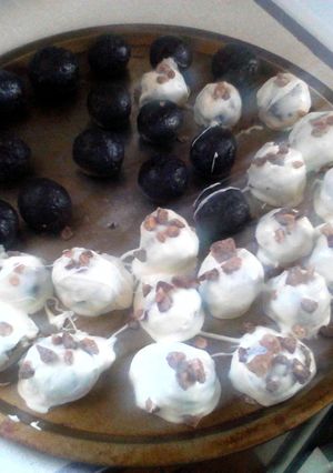 A picture of peanut butter oreo truffles.