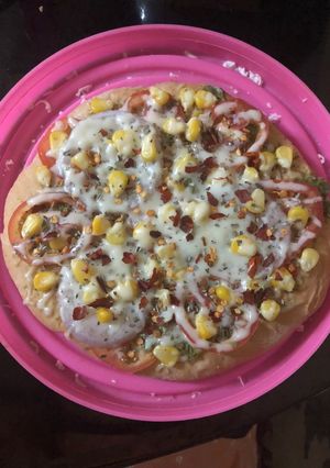 ચીઝ કોન એનીયન પીઝા(cheese corn onion pizza recipe in Gujarati) રેસીપી મુખ્ય ફોટો