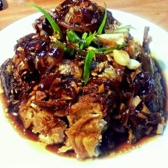 A picture of black sauce fried fish.