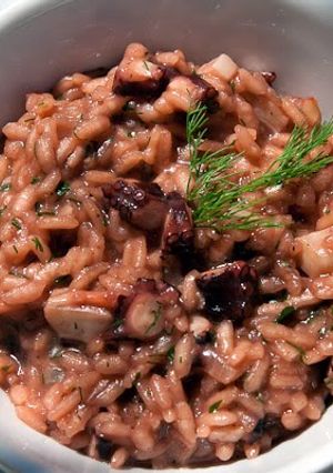 A picture of pulpo arroz (octopus rice).