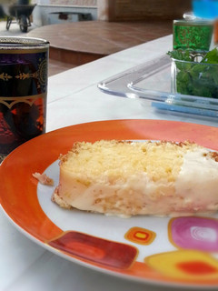 A picture of lemon cake.