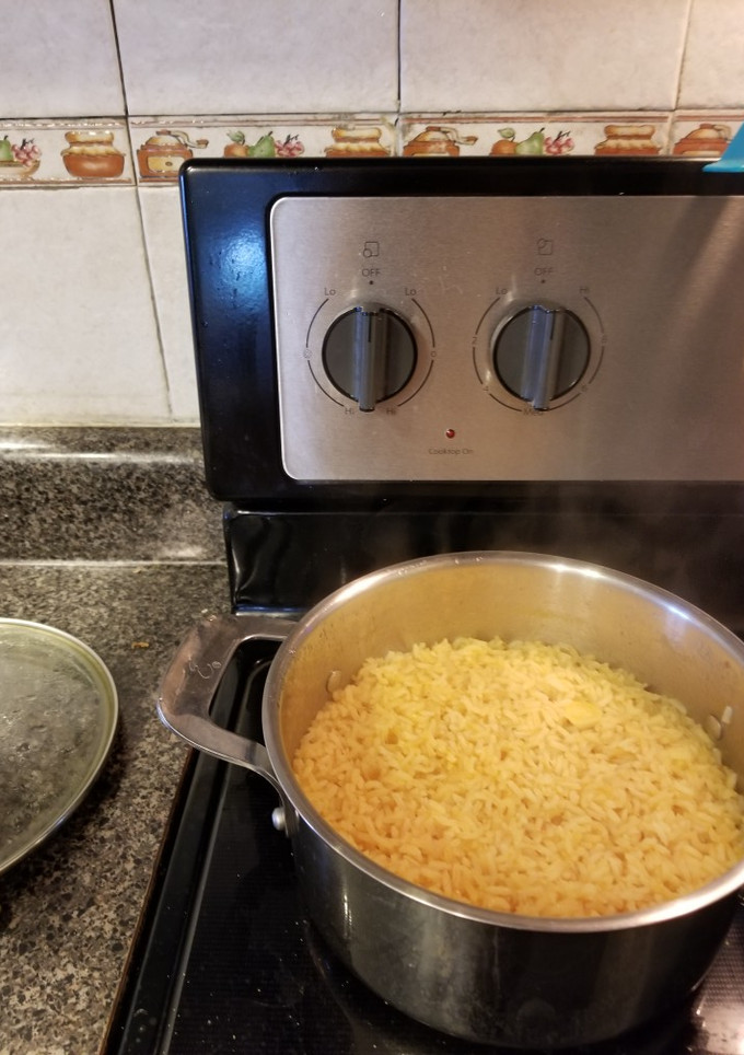 Una foto de Arroz rojo con un toque amarillo