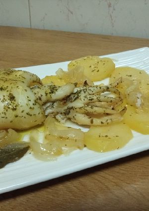 Una foto de ✅🗣📢 Sepia con patatas y cebolla a la cerveza y perejil