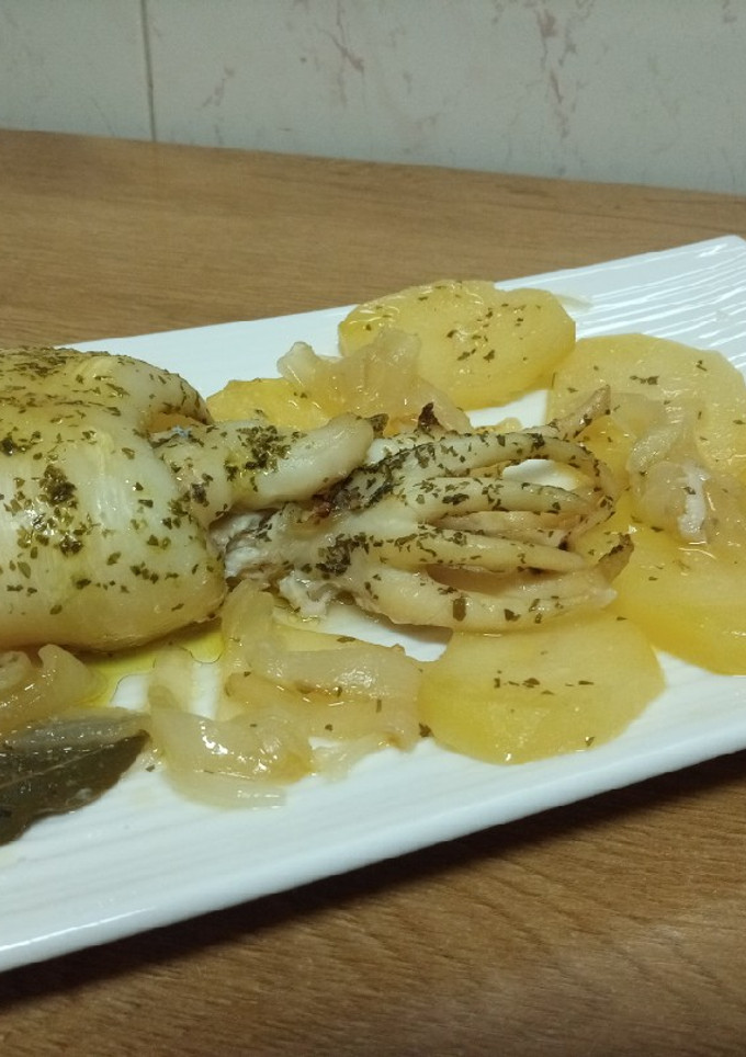 Una foto de ✅🗣📢 Sepia con patatas y cebolla a la cerveza y perejil