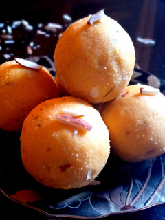 A picture of Besan ke ladoo.