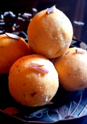A picture of Besan ke ladoo.