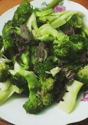 Hình của món Súp lơ xanh xào thịt bò,nhìn giống thịt trâu ghê :)))))).