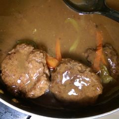 A picture of Burgers in gravy.