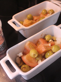 Una foto de Ensalada individual con ajo y sal rosa