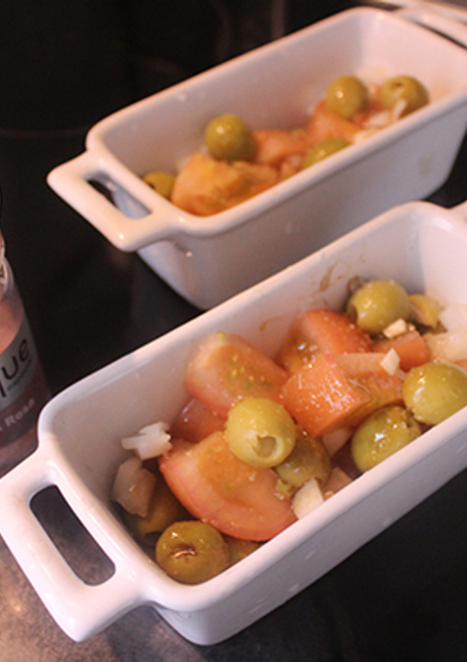 Una foto de Ensalada individual con ajo y sal rosa