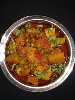 વટાણા બટાકા નું શાક (Vatana Bataka Shak Recipe In Gujarati) રેસીપી મુખ્ય ફોટો