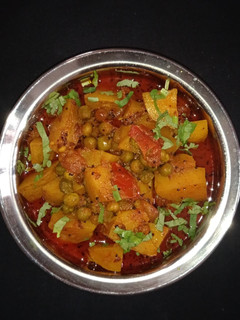 વટાણા બટાકા નું શાક (Vatana Bataka Shak Recipe In Gujarati) રેસીપી મુખ્ય ફોટો