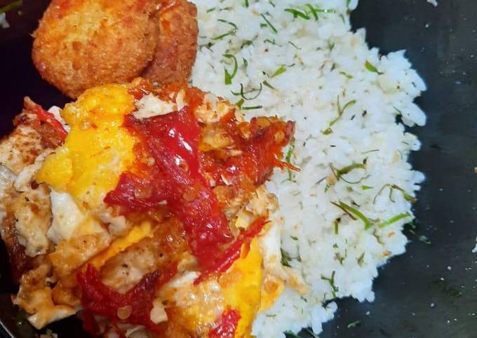 Nasi wangi daun jeruk dan nugget telor geprek