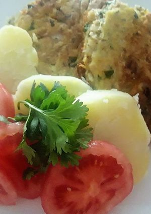 Una foto de Hamburguesa de atún con harina de avena y quinua, + pulpa de almendra a lo Carmelita