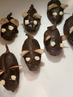 A picture of Almond stuffed dates chocolate.