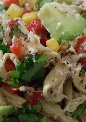 Una foto de Pollo en ensalada