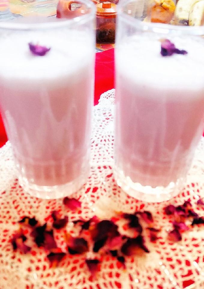 रोज़ मिल्क शेक(rose milk shake recipe in hindi) रेसिपी मुख्य फोटो