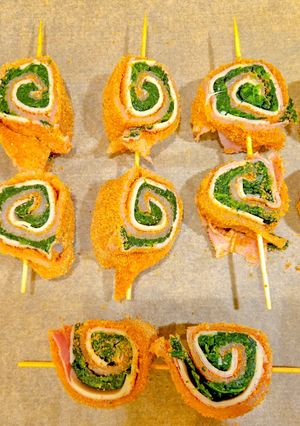 Foto di Spiedini di pollo con prosciutto, formaggio e spinaci