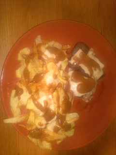 Una foto de Solomillo de ternera, salsa con mandarinas y papas fritas