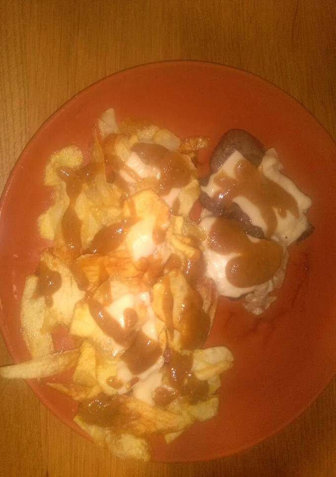 Una foto de Solomillo de ternera, salsa con mandarinas y papas fritas