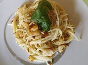Una foto di pasta acciughe pane