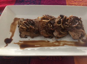Una foto de Lomo de cerdo con cebolla caramelizada