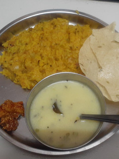 કઢી ખીચડી (Kadhi Khichdi Recipe In Gujarati) રેસીપી મુખ્ય ફોટો