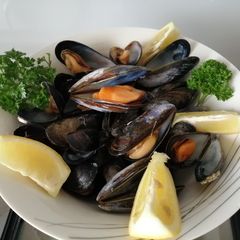 A picture of Steamed lemon mussels.