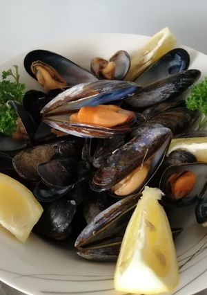 A picture of Steamed lemon mussels.
