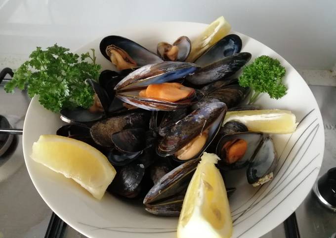 Steamed lemon mussels