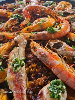 Una foto de Arroz seco con salmonetes