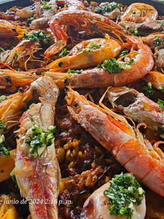 Una foto de Arroz seco con salmonetes