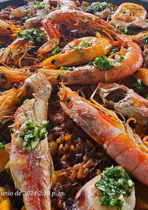 Una foto de Arroz seco con salmonetes