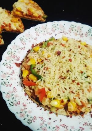 વેજ પીઝા (Veg Pizza Recipe In Gujarati) રેસીપી મુખ્ય ફોટો