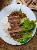 Bife com ervilha, salada e arroz