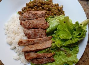 Foto de Bife com ervilha, salada e arroz