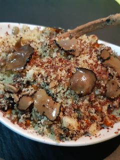Una foto de Cous cous con cinco especias chinas, trufa y chocolate