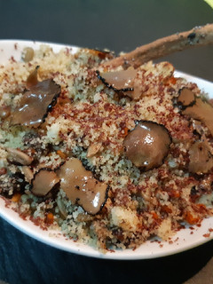 Una foto de Cous cous con cinco especias chinas, trufa y chocolate