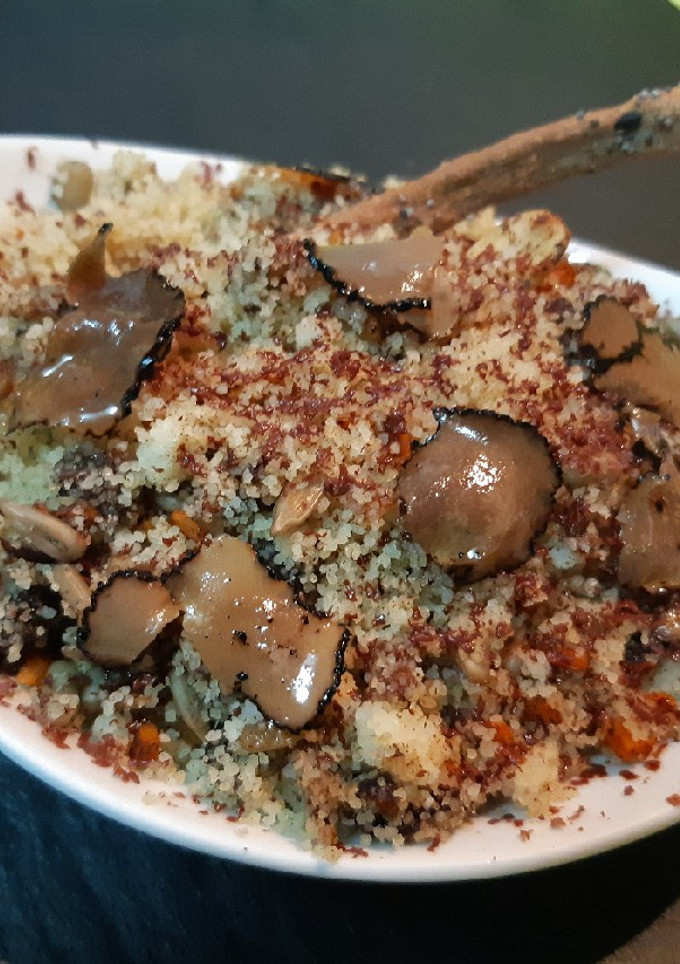 Una foto de Cous cous con cinco especias chinas, trufa y chocolate