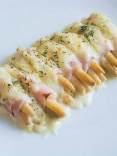 Una foto de Espárragos con jamón y queso gratinados