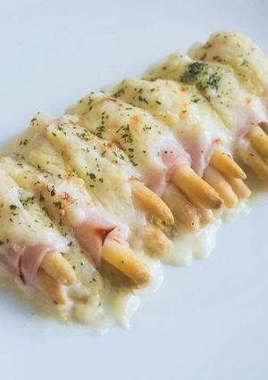 Foto principal de Espárragos con jamón y queso gratinados