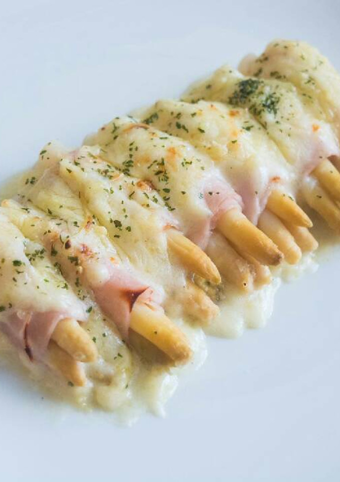 Una foto de Espárragos con jamón y queso gratinados