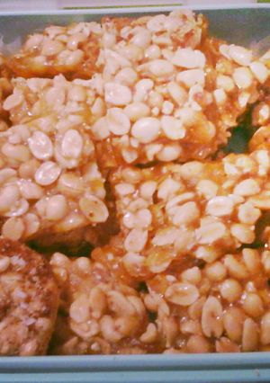 A picture of YUMMIE PEANUT BRITTLE.