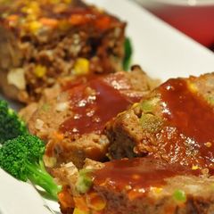 A picture of Christmas Meatloaf.
