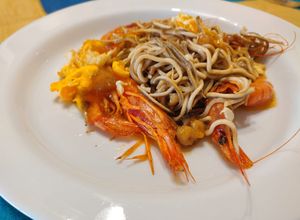 Una foto de Ous trencats amb gules, sèpia i gamba vermella