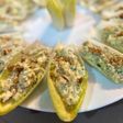 Endibias rellenas de crema de queso con nueces y mango