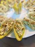 Endibias rellenas de crema de queso con nueces y mango