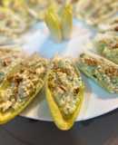 Endibias rellenas de crema de queso con nueces y mango