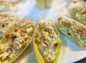 Una foto de Endibias rellenas de crema de queso con nueces y mango