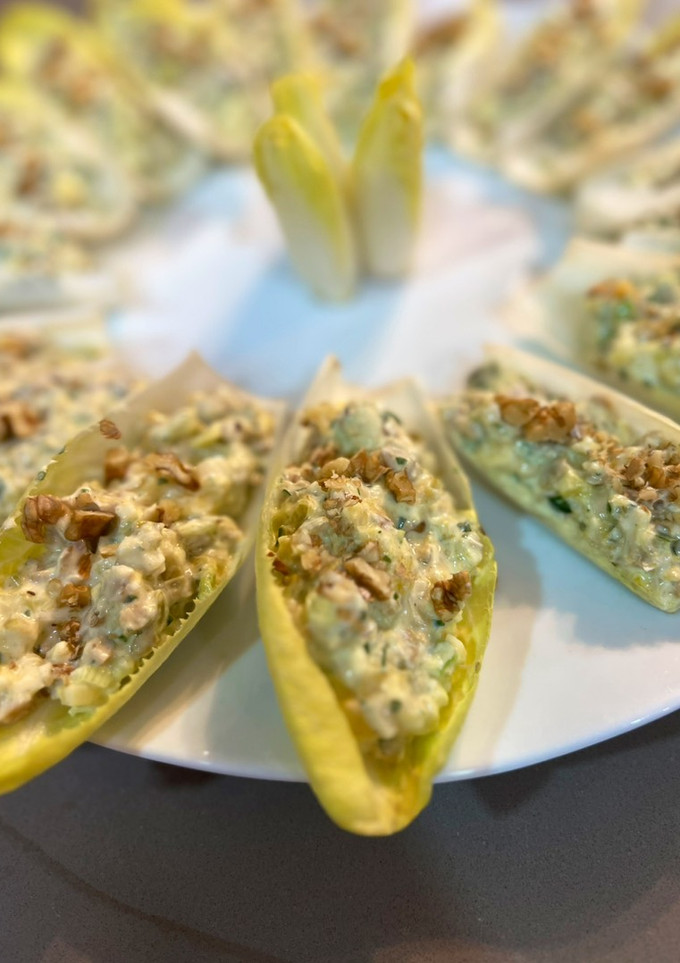Una foto de Endibias rellenas de crema de queso con nueces y mango